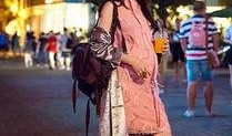 街拍花臂网红吃瓜,潮流与美食的完美邂逅