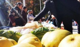 利川网红吃瓜事件